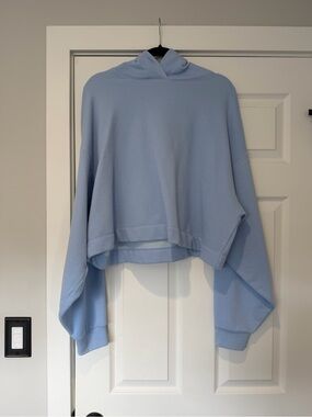 Auth.✅ RARE ALO Yoga “Bae” Crop Hoodie in “Seashell Blue” Size Large🐚💙